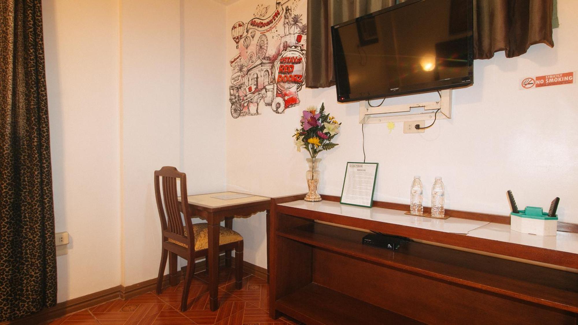 Reddoorz At La Casa Guesthouse Former Reddoorz At Tamarind Street Angeles City Exterior foto